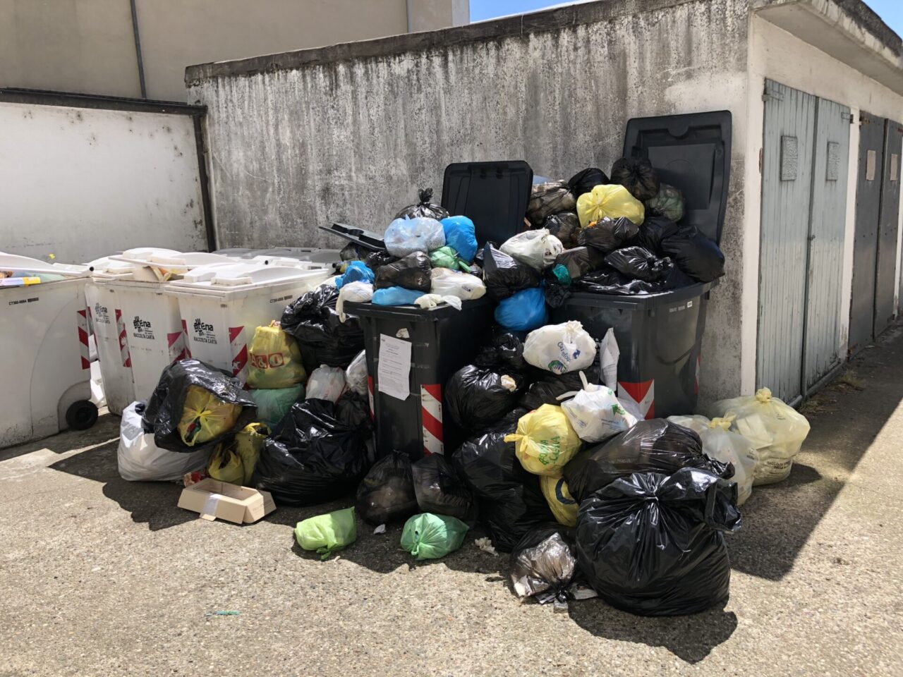 Condominio di Piazza Sardegna sommerso dai rifiuti