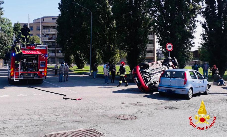 Scontro tra due auto a Trino, le persone a bordo finiscono in ospedale