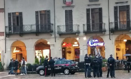 Assembramento piazza Cavour: calci e pugni contro un'agente di Polizia, arrestata una donna