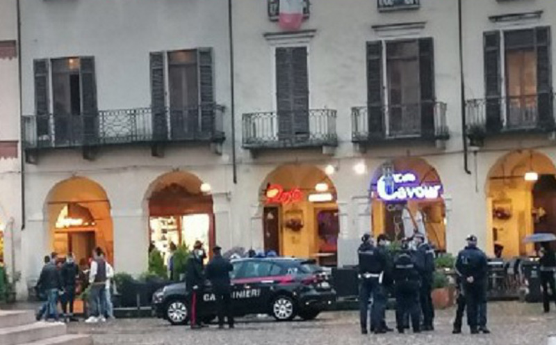 Assembramento piazza Cavour: calci e pugni contro un’agente di Polizia, arrestata una donna