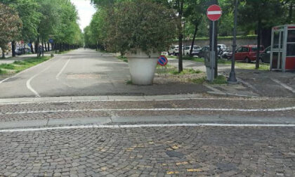 Piazza Roma: la pista ciclabile è sbagliata e le basi delle aiuole sono già arrugginite