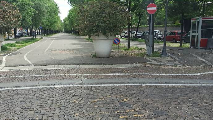 Piazza Roma: la pista ciclabile è sbagliata e le basi delle aiuole sono già arrugginite