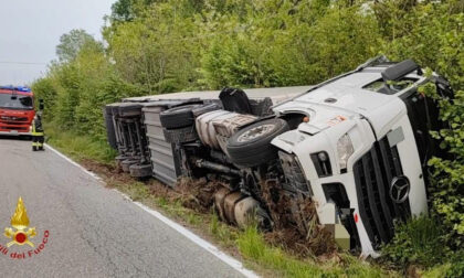 Gattinara: autoarticolato si rovescia sulla SP3