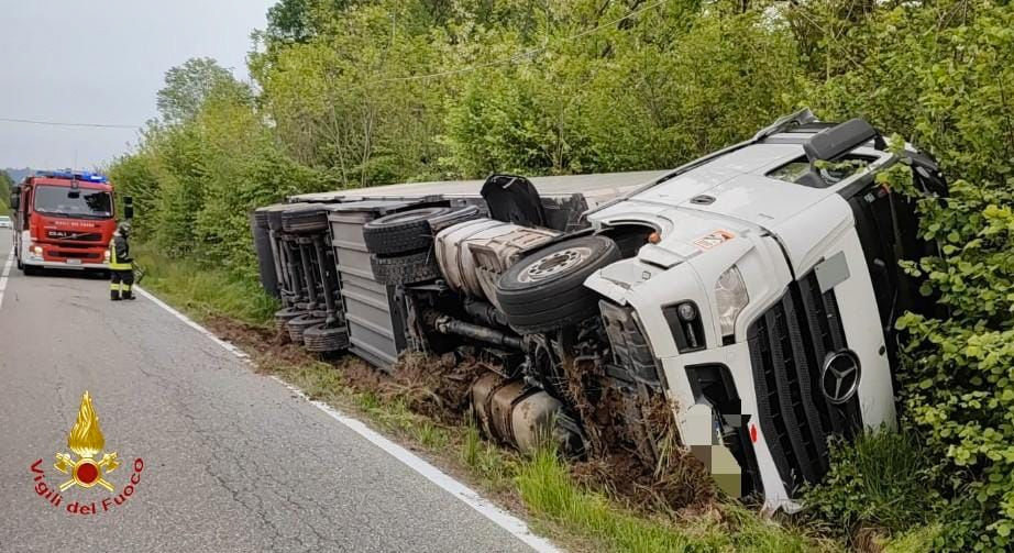 Gattinara: autoarticolato si rovescia sulla SP3