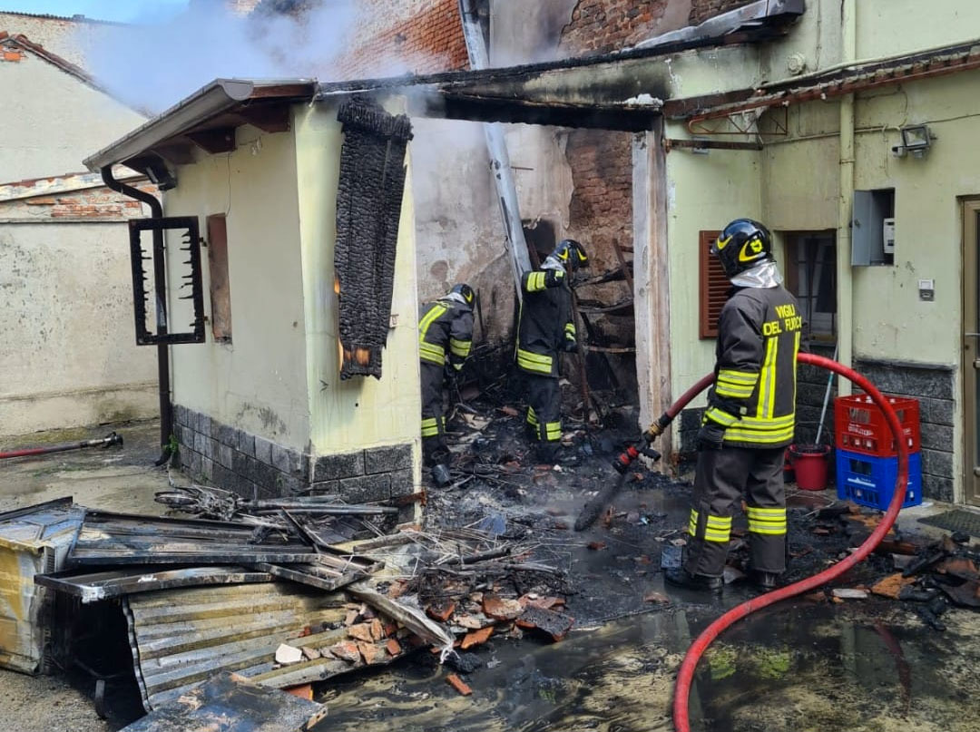 Garage in fiamme a Trino