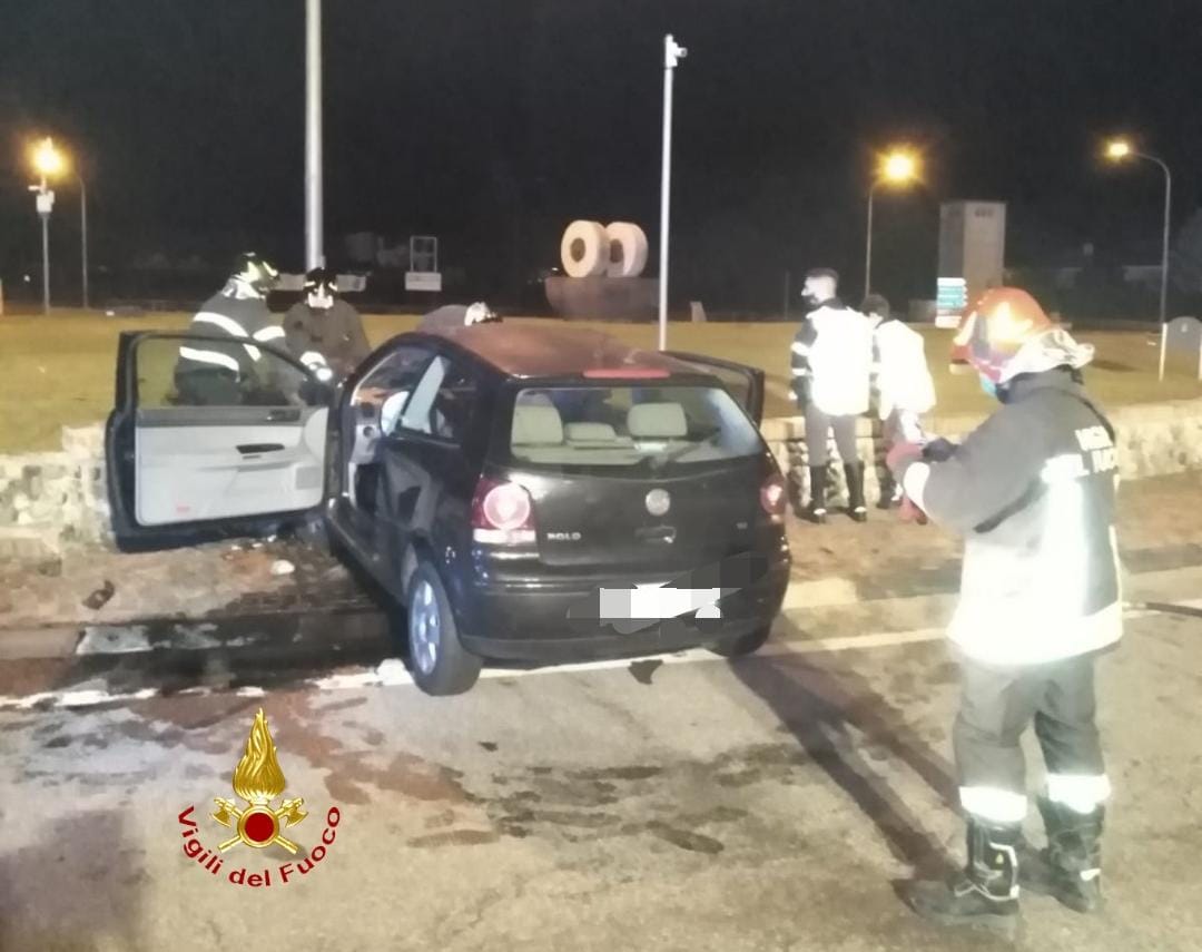 Auto contro muro, donna in ospedale