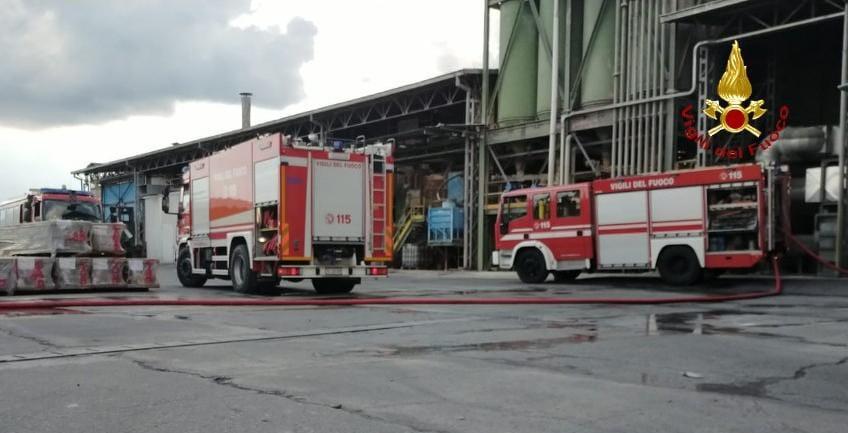Incendio all’interno di un’azienda siderurgica