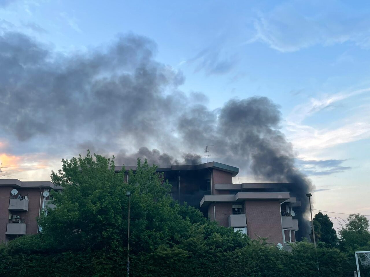 Incendio a Santhià diversi mezzi di soccorso in azione