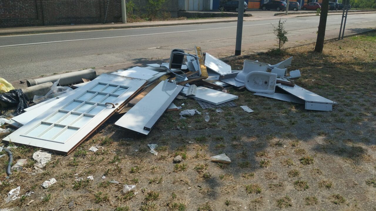 Discarica folle in via Trento: porte intere, divani, macerie…