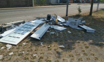 Discarica folle in via Trento: porte intere, divani, macerie...