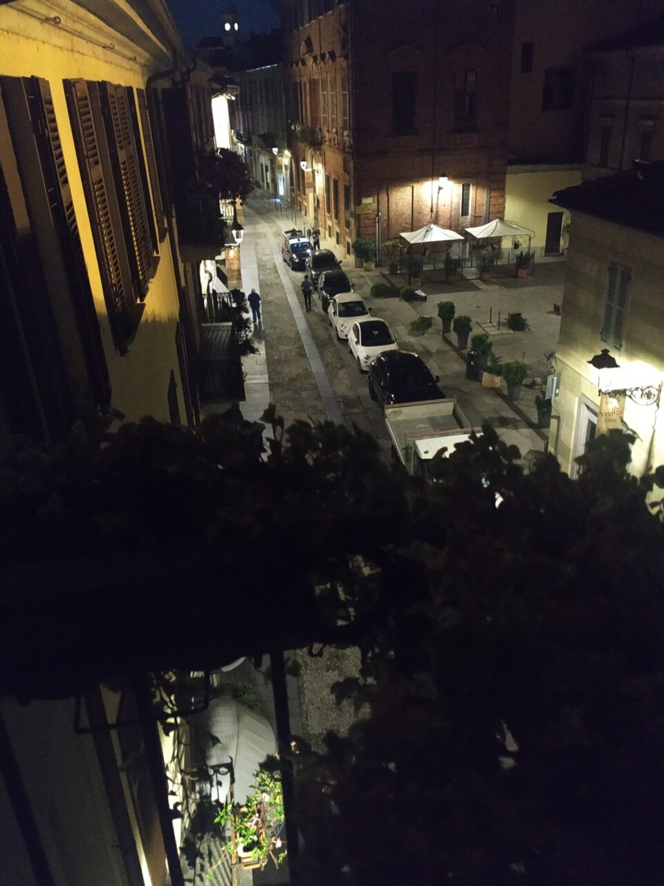 FOLLIA NELLA NOTTE: DUE RAGAZZE UBRIACHE DEVASTANO PIAZZA PUGLIESE LEVI