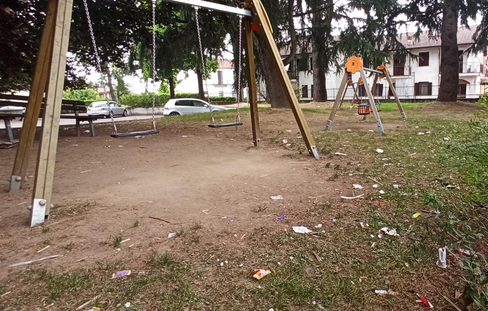 Rione Cappuccini: sporcizia e panchine rotte al parco giochi
