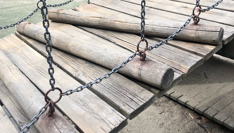 Giochi rotti nei parchi cittadini