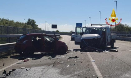 Scontro auto camion: tre feriti di cui due persone incastrate nell'auto