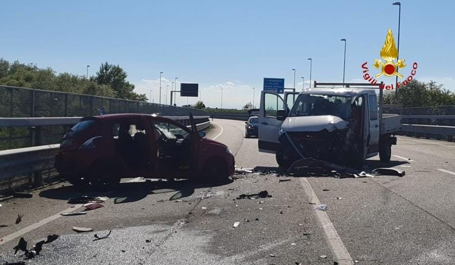 Scontro auto camion: tre feriti di cui due persone incastrate nell’auto