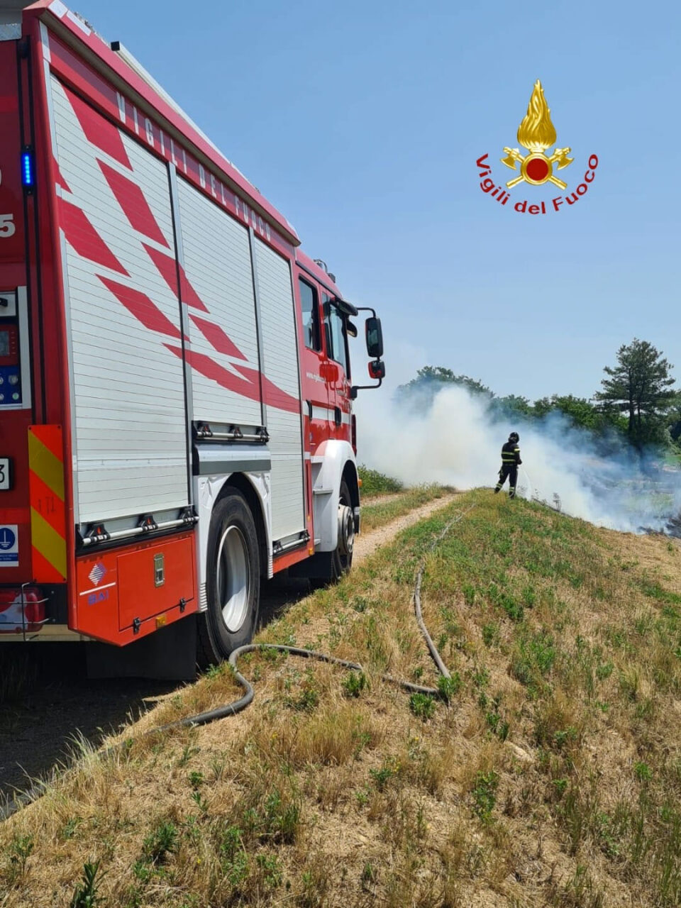 Quinto Vercellese: sterpaglie in fiamme