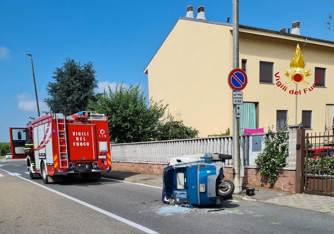 Motocarro si ribalta, autista in ospedale
