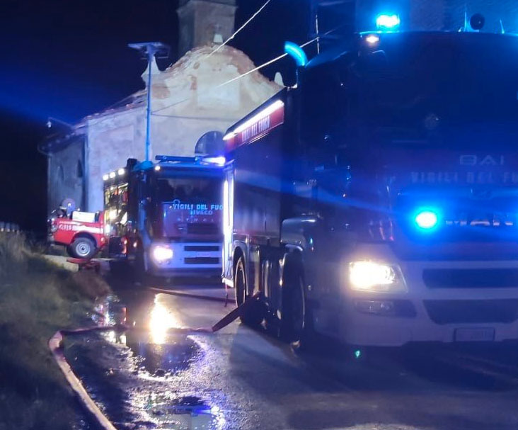 Cascine Strà: casa disabitata in fiamme