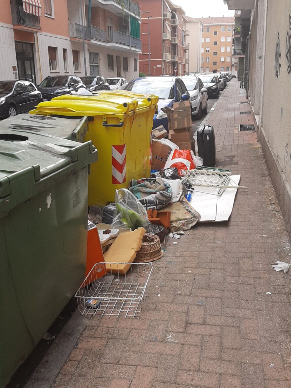 Spazzatura ovunque in città senza riguardo per nessuno