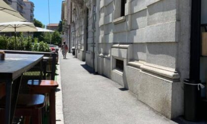 Sedie sul marciapiede per fermare i monopattini che sfrecciano: bar multato
