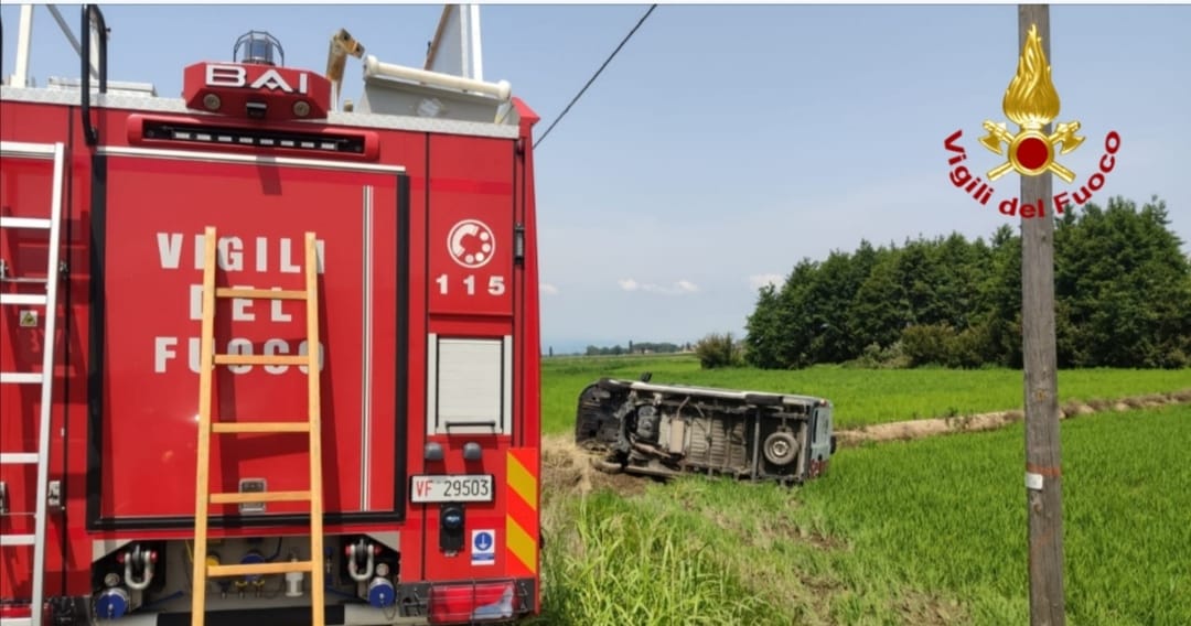 Furgone fuori strada si ribalta nel campo