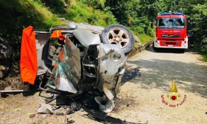 Un 50enne muore nell'auto accartocciata dopo un tragico volo