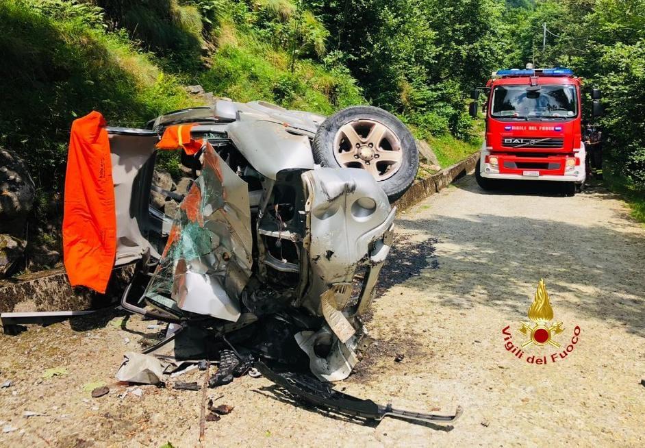 Un 50enne muore nell’auto accartocciata dopo un tragico volo