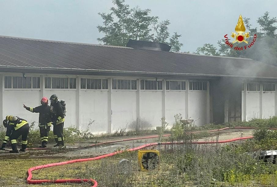 Incendio di un capannone a Trino