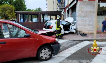 Incidente in Via Foscolo, persone estratte da un'auto