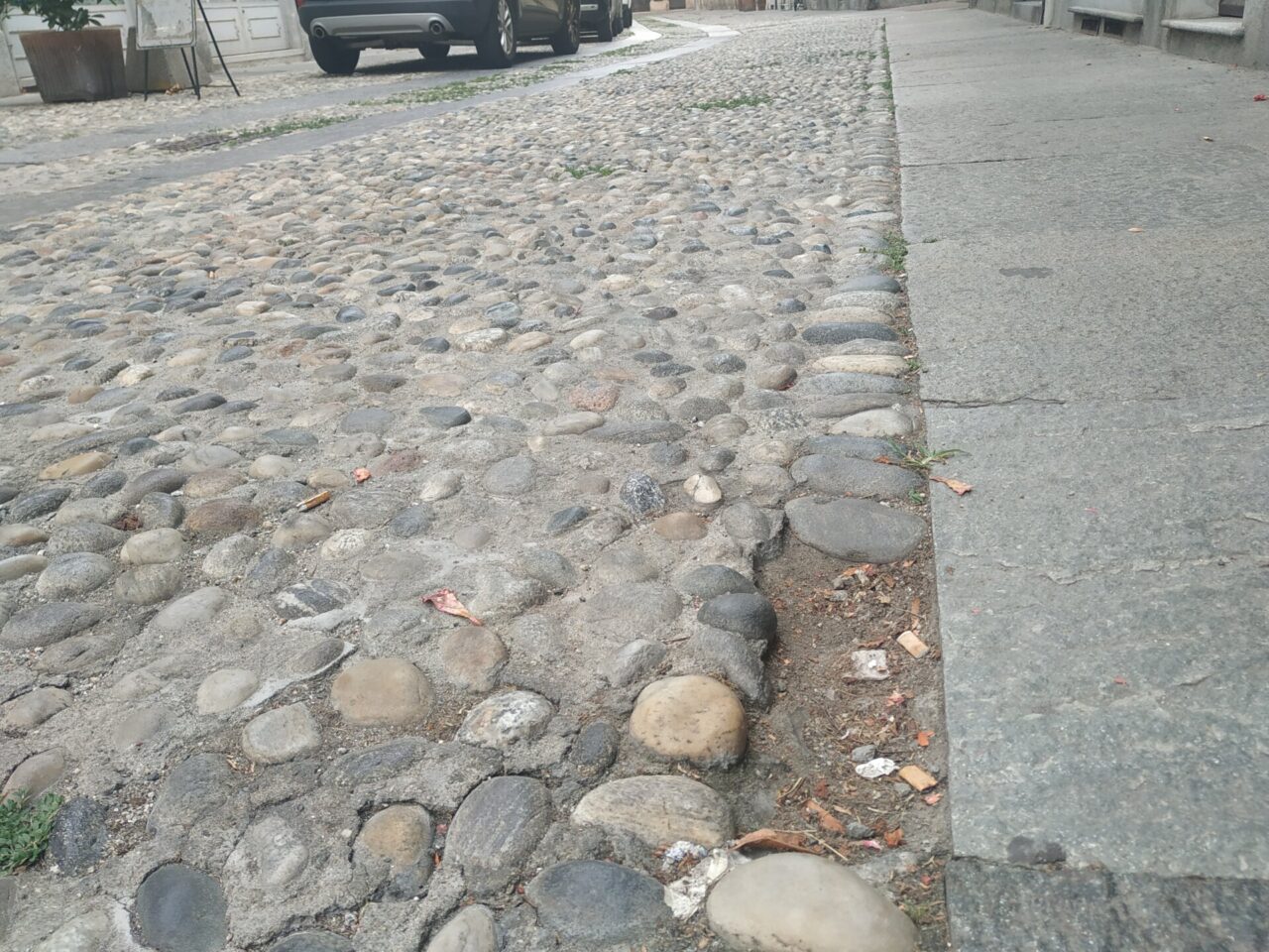 Buco nel selciato, ciclista cade e si fa male in via Verdi