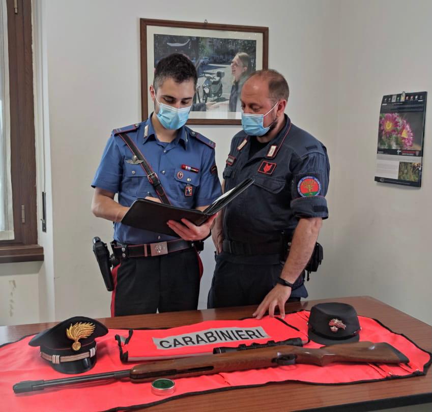 Uccide la gatta del vicino con la carabina ad aria compressa