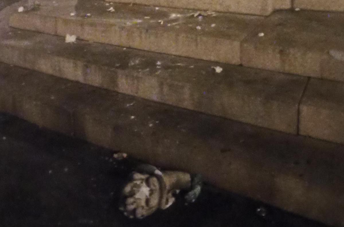 Troppe persone sul monumento a Cavour: sbriciolato un pezzo di statua
