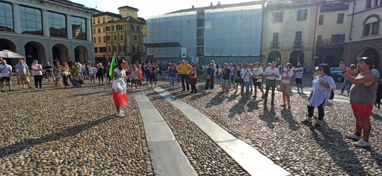 Alcune decine in Piazza Cavour per protestare contro il Green Pass