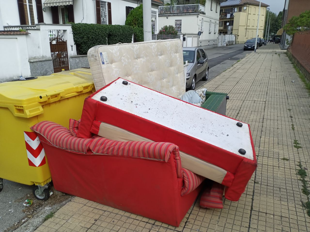 Via Solaroli: un salotto abbandonato in strada