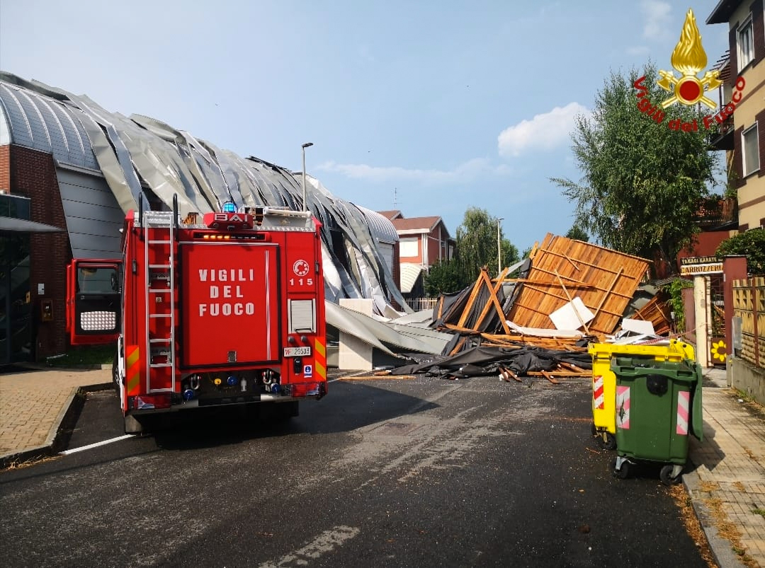 Auto con persona all’interno sepolta dai detriti del PalaBertinetti