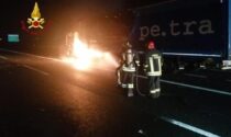 Autoarticolato in fiamme sull'A4 tra Rondissone e Borgo d'Ale
