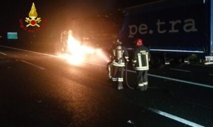 Autoarticolato in fiamme sull'A4 tra Rondissone e Borgo d'Ale