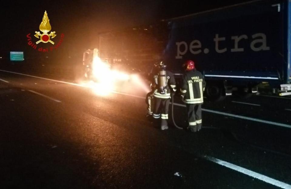 Autoarticolato in fiamme sull’A4 tra Rondissone e Borgo d’Ale