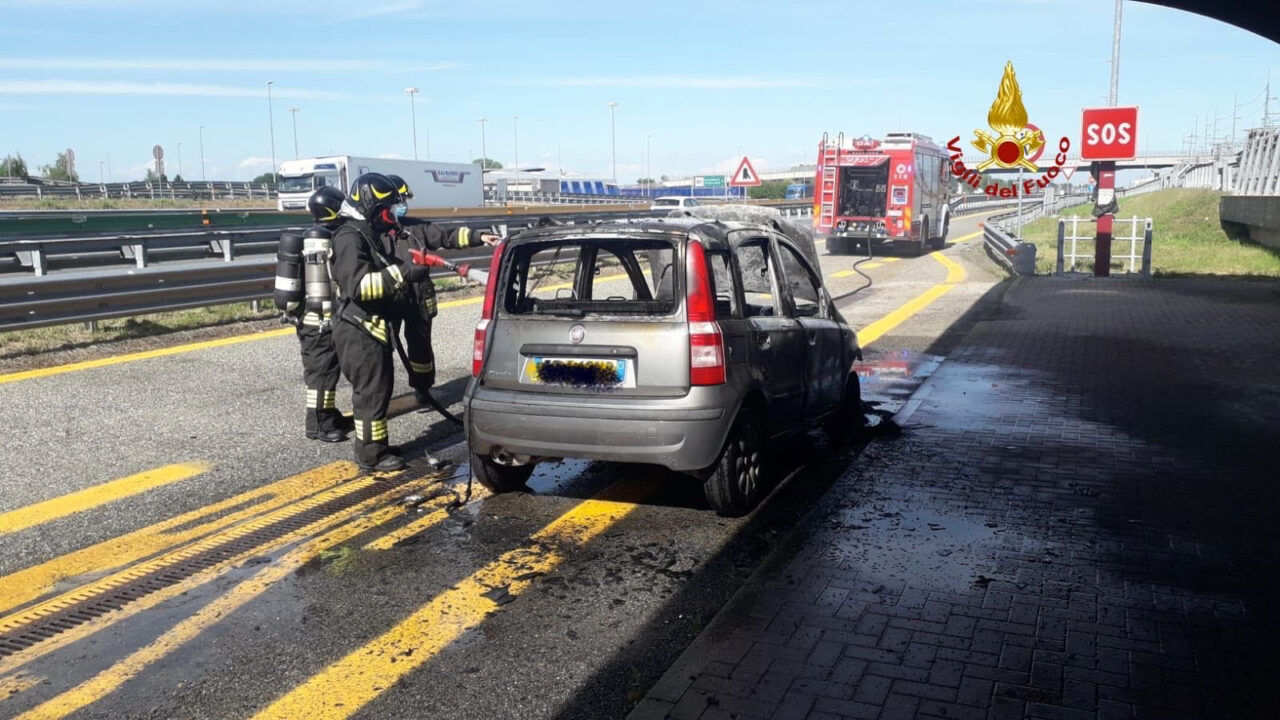 Balocco: auto in fiamme sulla Torino-Milano
