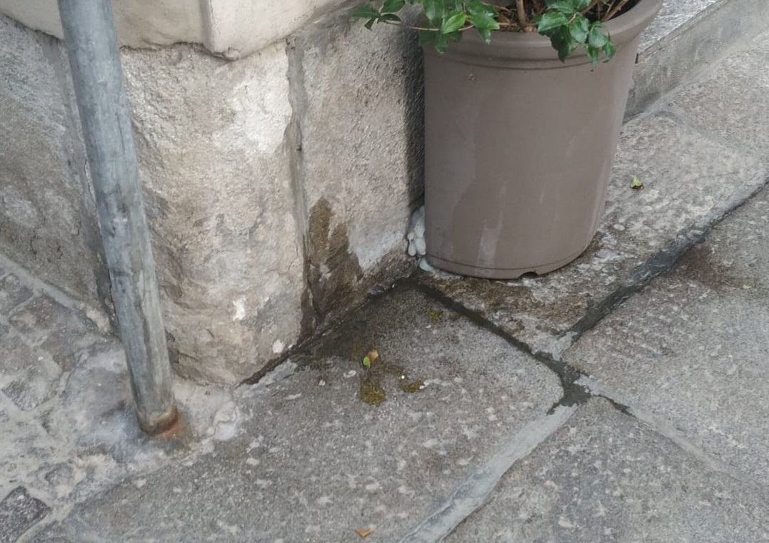 Vie del centro prese per orinatoi: puzza nauseabonda