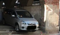 Pazzesco: con l'auto sotto i portici di Piazza Cavour