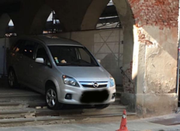Pazzesco: con l’auto sotto i portici di Piazza Cavour