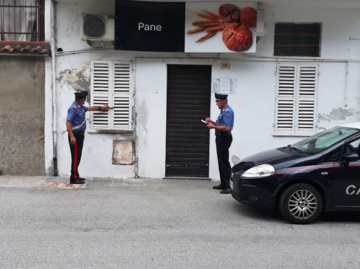 Denunciati cinque giovani per furto in un negozio di alimentari