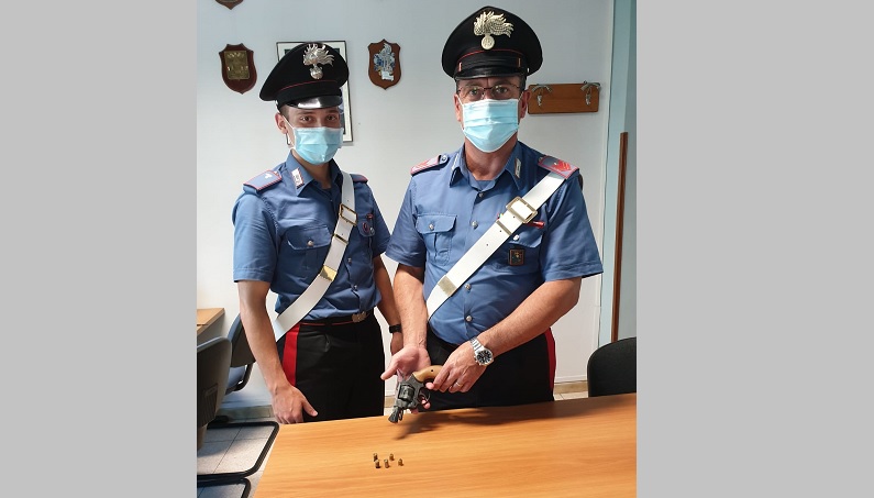Litigio per una sigaretta, spunta una pistola e finisce con una denuncia.
