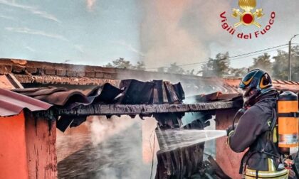 Legnaia distrutta dalle fiamme provvidenziali i Vigili del Fuoco