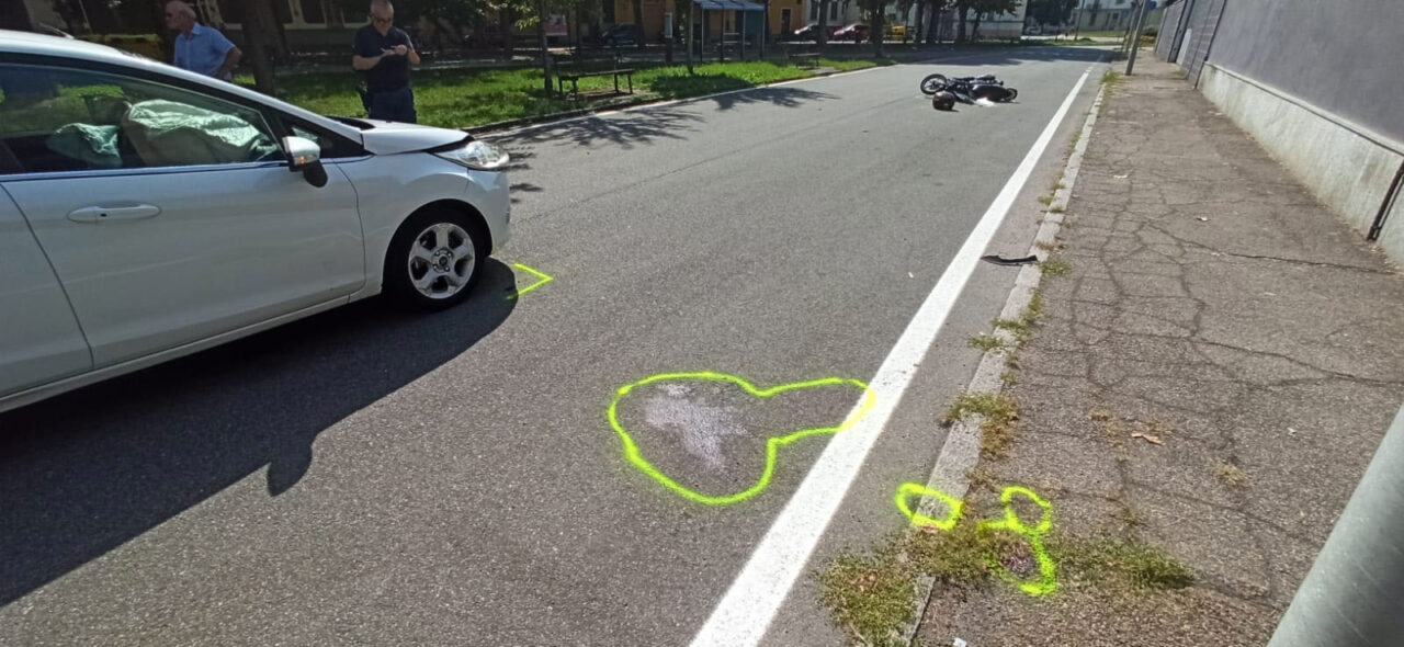 Scontro auto-moto, ferito in codice rosso: le foto