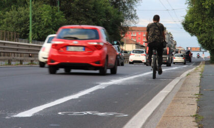Manca la ciclabile e i residenti di notte ne disegnano una "clandestina"