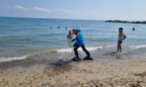 Con sci e scarponi sulla spiaggia di Sanremo