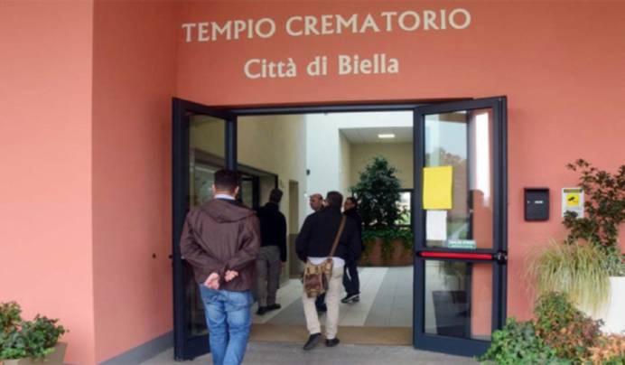«Cremati senza alcun rispetto: il dramma dei nostri genitori è una ferita che resta aperta»