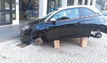 Incredibile in via Pirandello: rubano le 4 ruote di una Opel!